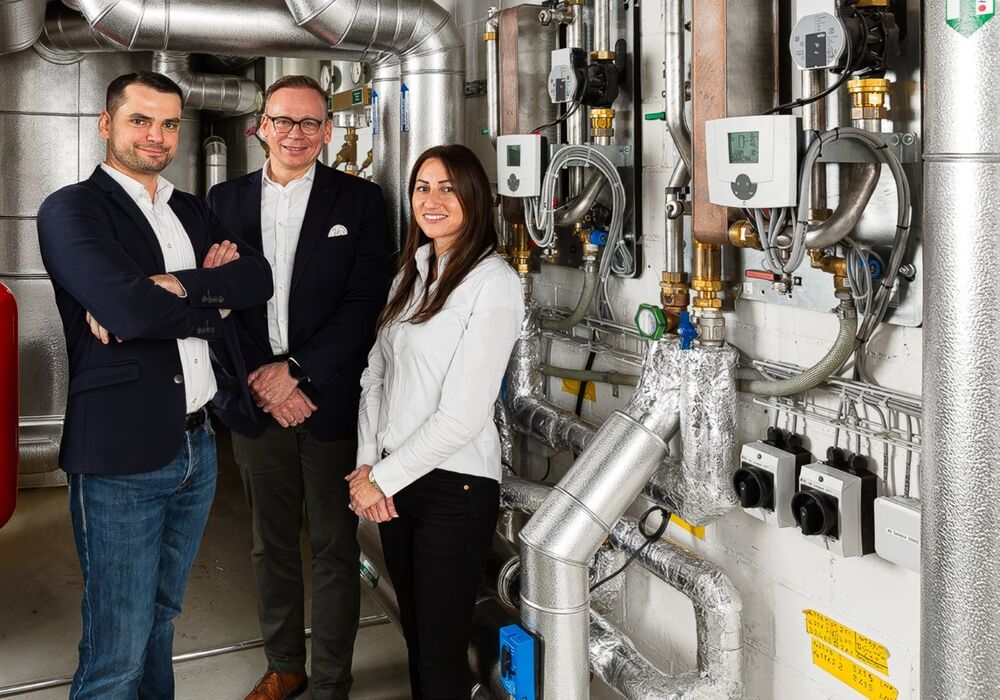 Gute Zusammenarbeit aller Projektbeteiligten (v. li.): Customer Service Manager Blasko Susnja von Taconova sowie Geschäftsführer Tertianum Residenz Zollikerberg, Felix Germann, und Heizungsplanerin Belma Albayrak von Matica AG blicken gemeinsam auf ein erfolgreiches Projekt zurück.